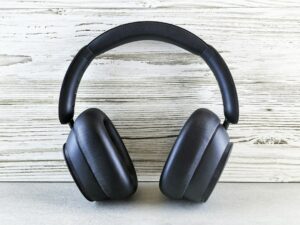 Svarta over-ear-hörlurar på ett ljust träbord