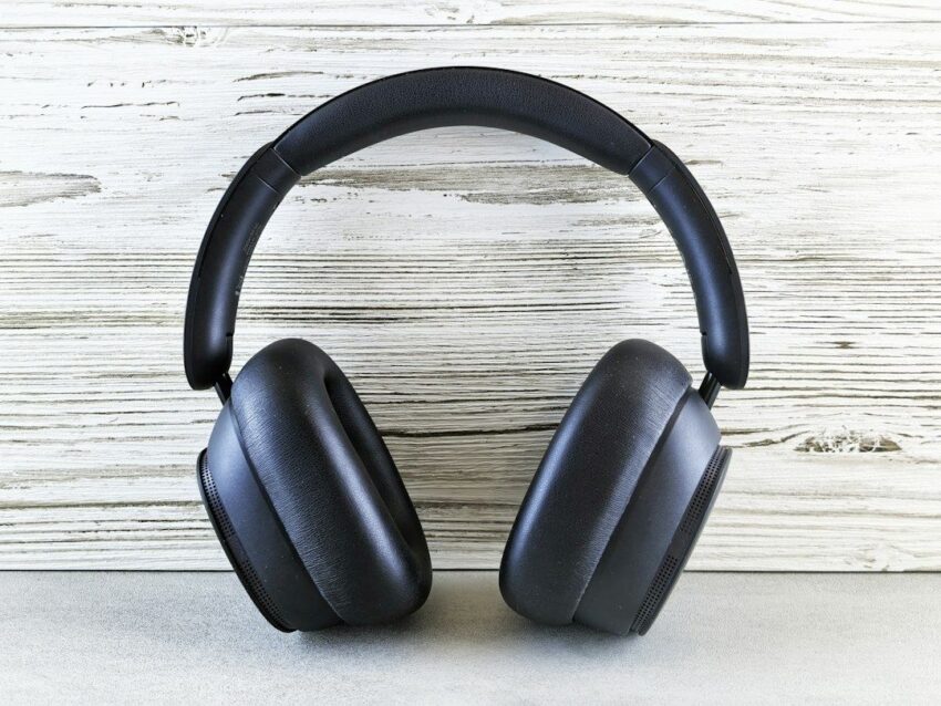 Svarta over-ear-hörlurar på ett ljust träbord